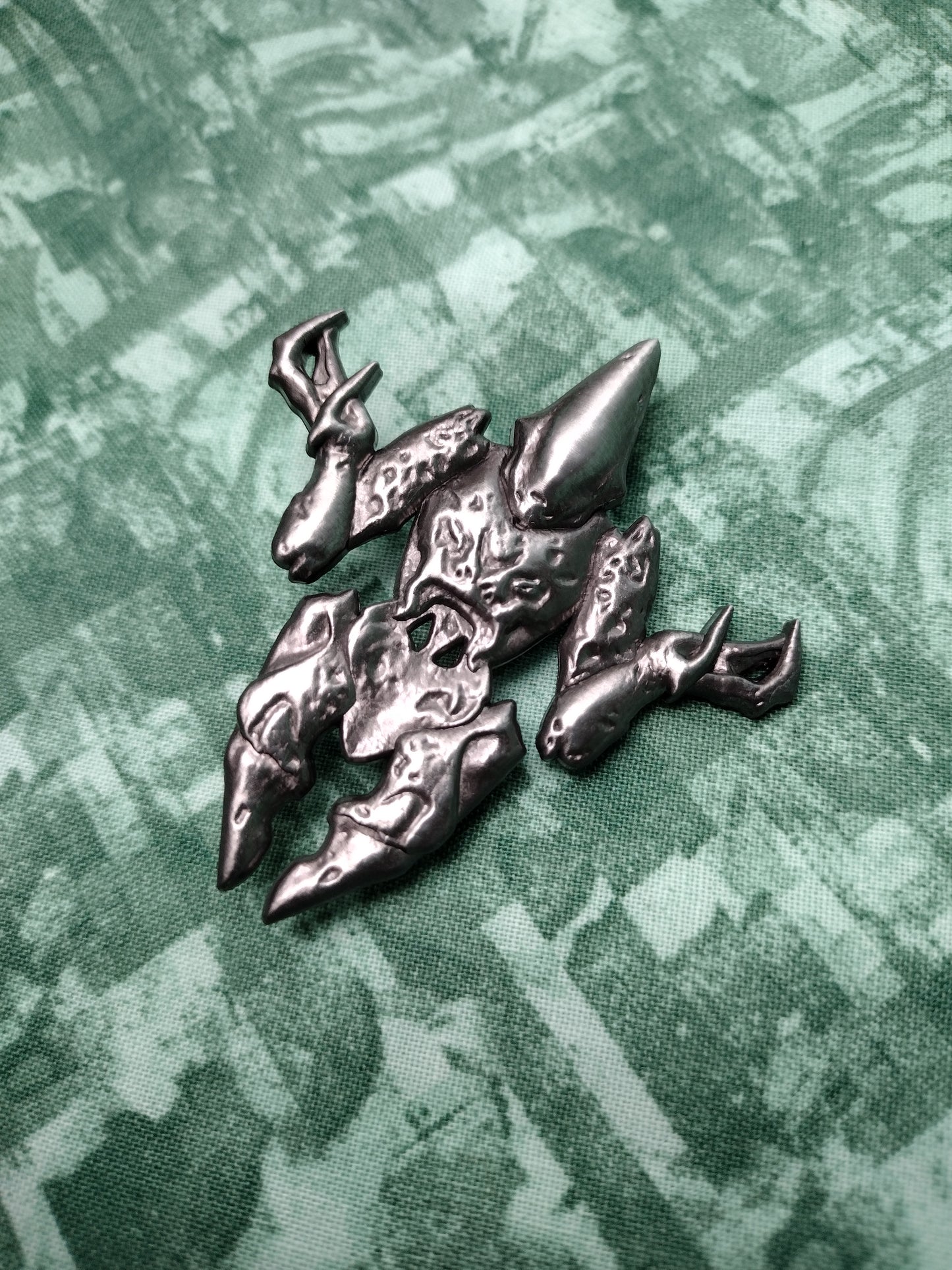 Thrall statue 3D pin